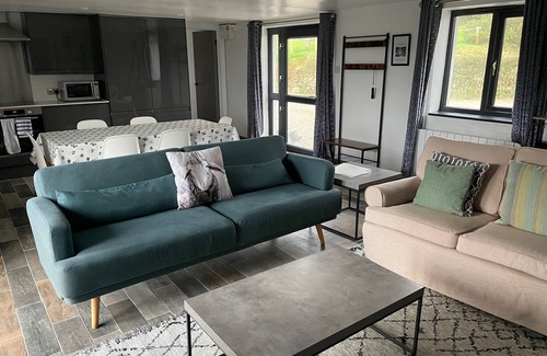 Newquay Cottage | Pretty dog-friendly barn w/hot tub & country views