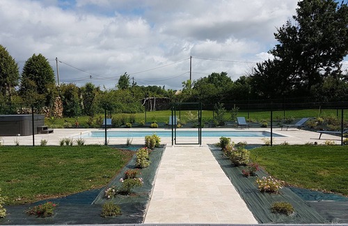 Thenac House | Pretty dovecote in the countryside