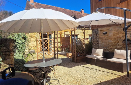 Saint-Aubin-de-Nabirat Cottage | Pretty one bedroom gite, with en-suite facilities and its own private garden