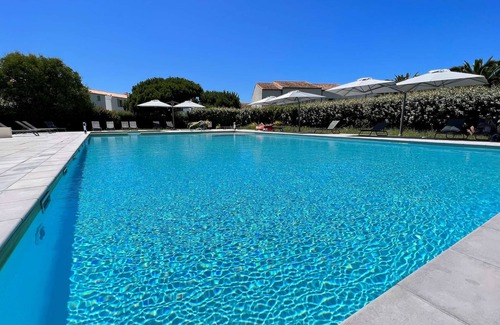 Ars-en-Re House | Pretty house in residence - yard - pool - parking