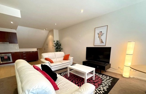 City West Apartment | Pretty Penthouse - Close to ANU