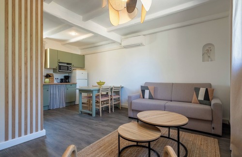 La Roque-sur-Pernes Condo | Pretty provençal house