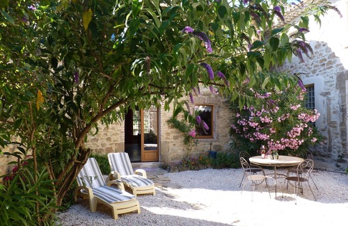Mondragon House | Pretty Provencal house with its private garden in a large silkworm