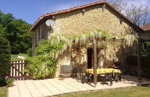 Leguillac-de-Cercles Cottage | Pretty Stone Cottage with pool in Perigord Vert near Brantôme