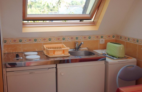 Locmaria-Plouzane Apartment | Pretty studio, mature property, all mod cons/sea/private access to beach