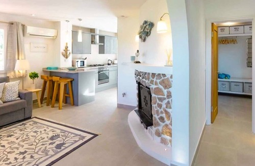 Moravit Villa | Pretty Traditional Villa with Heated Pool.