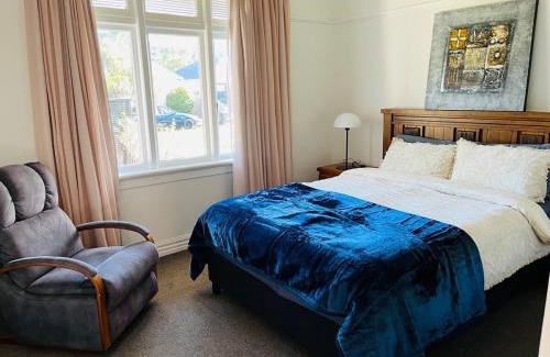 Saint Kilda Villa | Pretty Villa Close to St Clair Beach private parking