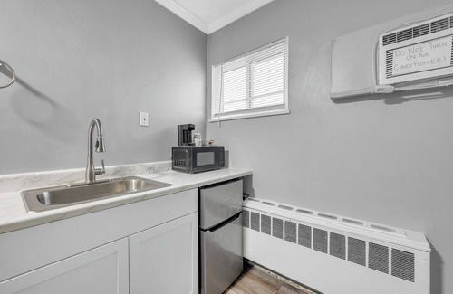 Riverview Apartment | Private Stay for 2 Near Food and Fun Spots