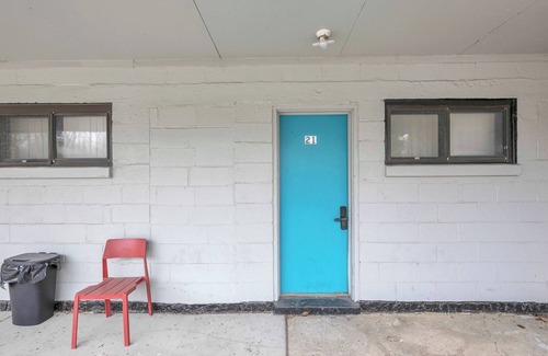 Riverview Apartment | Private Stay for 2 Near Food and Fun Spots