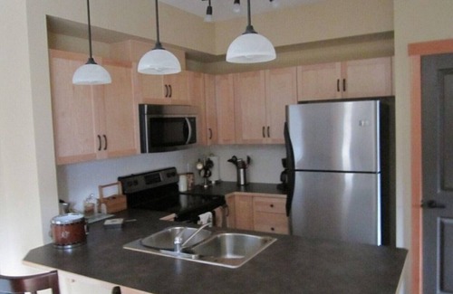 Canmore Condo | Price Drop!Canmore 2 Br Condo/Mtn View! Large Patio! Pool/3 Hot Tubs! Park Pass!