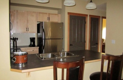 Canmore Condo | Price Drop!Canmore 2 Br Condo/Mtn View! Large Patio! Pool/3 Hot Tubs! Park Pass!