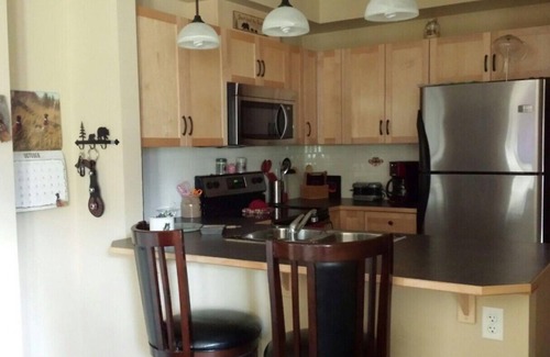 Canmore Condo | Price Drop!Canmore 2 Br Condo/Mtn View! Large Patio! Pool/3 Hot Tubs! Park Pass!