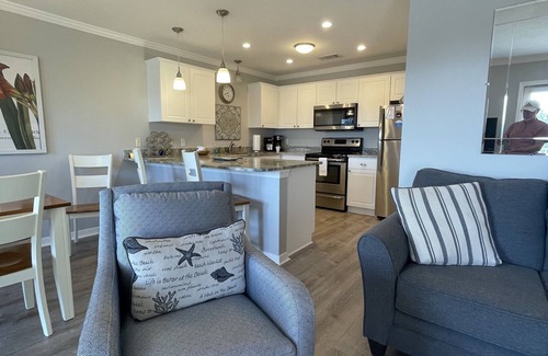 Gulf Place Condo | Price Drop for Fall, Two Night Stay, Private Beach Access, Great Restaurants