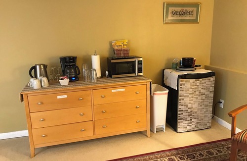 Falls Church Apartment | Price Drop!Minutes from DC!Huge, new reno’d apartment. Walk to shops, eateries!