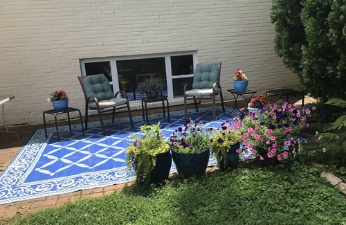 Falls Church Apartment | Price Drop!Minutes from DC!Huge, new reno’d apartment. Walk to shops, eateries!