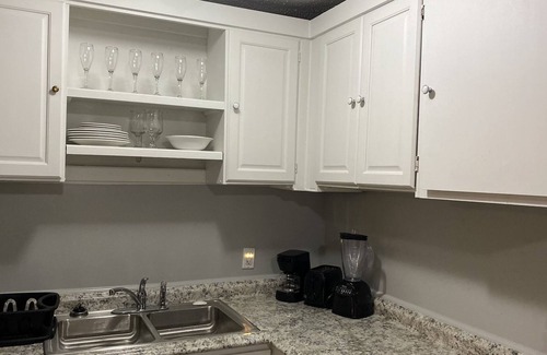 Whitehaven House | Price is right! Cute! & Cozy! 10 min from downtown Beale Street & Gra￼celand.