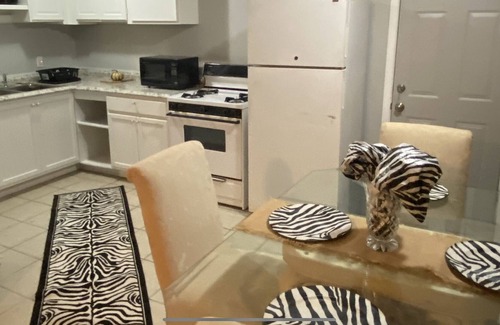 Whitehaven House | Price is right! Cute! & Cozy! 10 min from downtown Beale Street & Gra￼celand.
