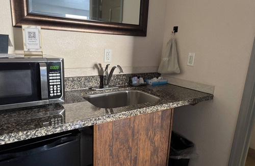 Waukesha Hotel | Price Pointe Inn