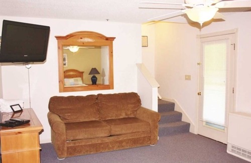 North Conway Apartment | Price reduction-Skier's studio apartment with hot tub! .