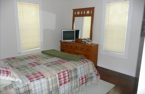 Screamer Mountain Cottage | Prices reduced for winter season! 5 star ratings at the Views, large deck, Wifi