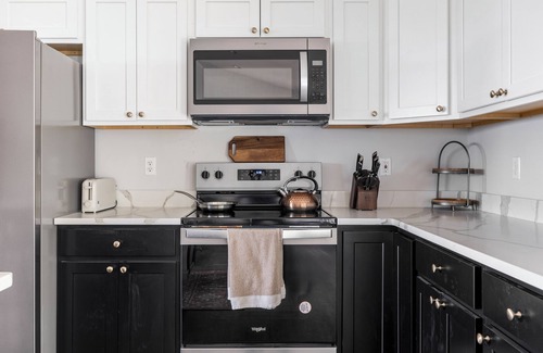 Front Royal Cottage | "Prima BnB" a Superb 4-bedroom cottage on the mountain near Front Royal