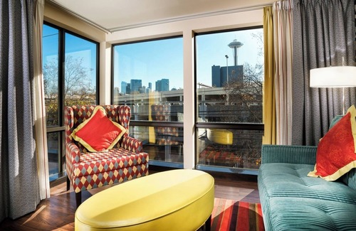 Lower Queen Anne Hotel | Prima Donna 2 King Jr Suite - Staypineapple, The Maxwell Hotel, Seattle Center