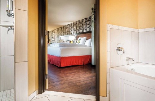 Lower Queen Anne Hotel | Prima Donna 2 King Jr Suite - Staypineapple, The Maxwell Hotel, Seattle Center