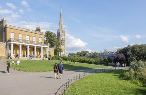 Woodberry Down House | Primary room with panoramic lake view