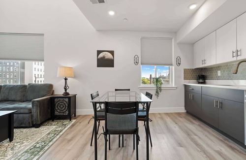 Center City Apartment | Prime 1 Bedroom, 2 Bath Apt w/Paid Parking