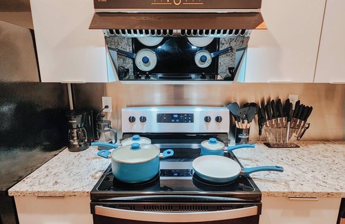 Washington Square West Apartment | Prime/2 King Beds/65" TV/Jefferson Hospital