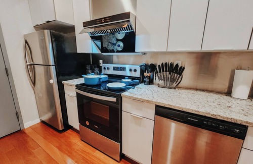 Washington Square West Apartment | Prime/2 King Beds/65" TV/Jefferson Hospital