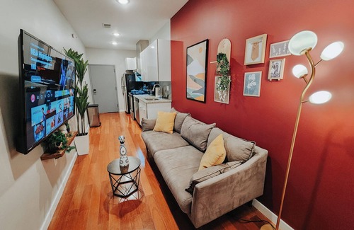 Washington Square West Apartment | Prime/2 King Beds/65" TV/Jefferson Hospital