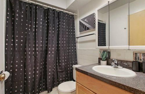 Evanston Apartment | Prime 2BR Chicago Apartment - Church 304