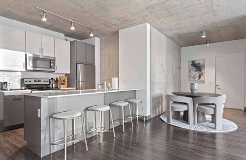 Downtown Chicago Apartment | Prime 2BR Retreat: Urban Vibes + Views Await