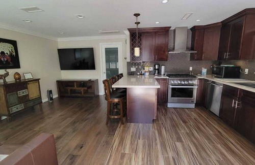 Grandview House | Prime Area w/Yard ~ Close to Studios!