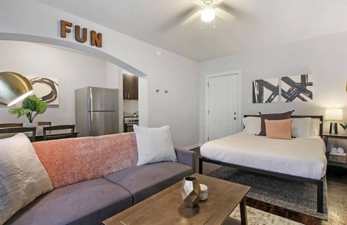 Rogers Park Apartment | Prime Chicago Studio | Cozy, Clean & Connected