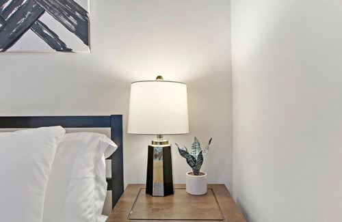 Rogers Park Apartment | Prime Chicago Studio | Cozy, Clean & Connected