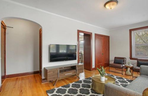 Old Irving Park Apartment | Prime City Stay in a 1BR Apartment - Cullom F2