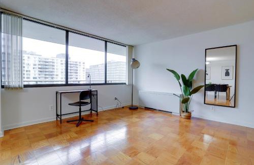 Crystal City Apartment | Prime Crystal City Location Apartment Near Airport