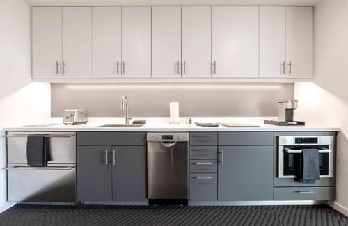 Iowa City Hotel | Prime Downtown Iowa Stay – 2 Elegant Units Near Campus & Live Music