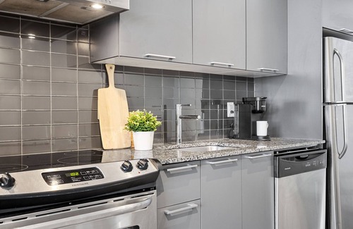 Fashion District Apartment | Prime Downtown Location | Lux King West 1 BD Unit | Near TTC, Cafes, Restaurants