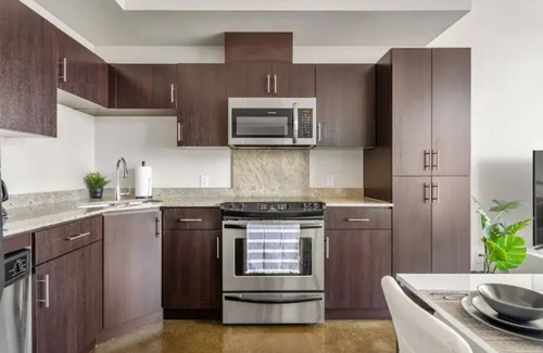 Beltline Condo | Prime Downtown - Luxury 2BD Condo + Free Parkingn