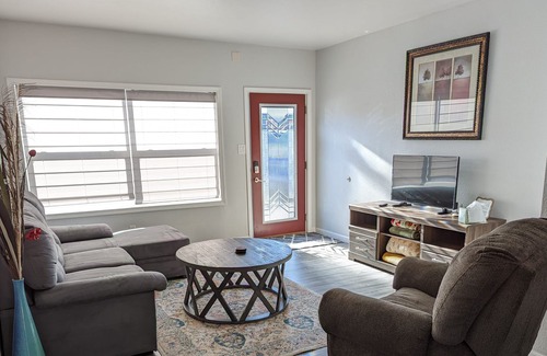 Whitewood House | Prime Family Retreat W/ Private Fenced Shaded Yard, BBQ-Peaceful & Relaxing