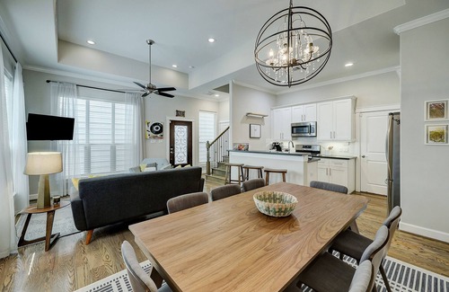 Shady Acres House | +Prime HTX Heights Location +Walkable to Dining/Coffee +King/Queen & Bunk Rooms