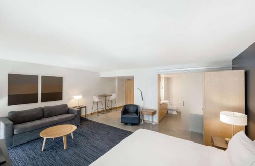 Iowa City Hotel | Prime Iowa City Location - Stylish Suite with Full Kitchen!