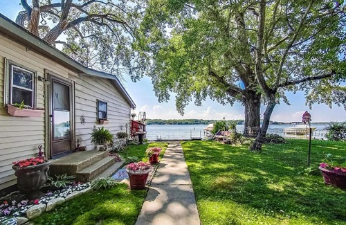 Fox Lake Apartment | prime lake frontage