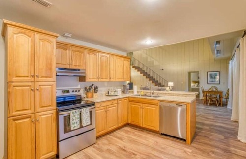 Florence House | Prime Lakeside Gem: Grassy Knoll, Spacious, Quaintn