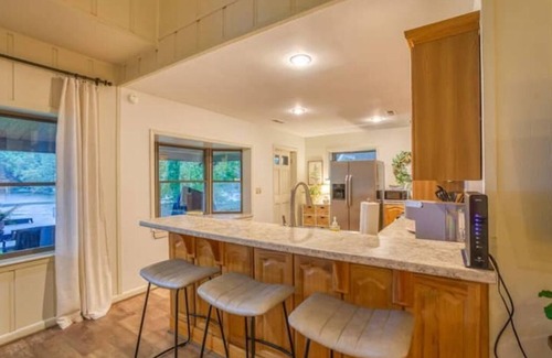 Florence House | Prime Lakeside Gem: Grassy Knoll, Spacious, Quaintn