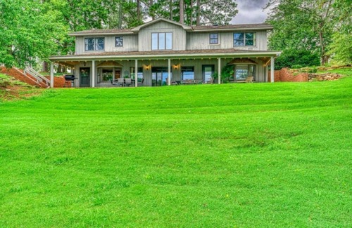 Florence House | Prime Lakeside Gem: Grassy Knoll, Spacious, Quaintn