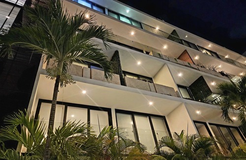 12th Street Apartment | PRIME LOCATION 1 BR APT Downtown Playa del Carmen w/PARKING/Pool/GYM